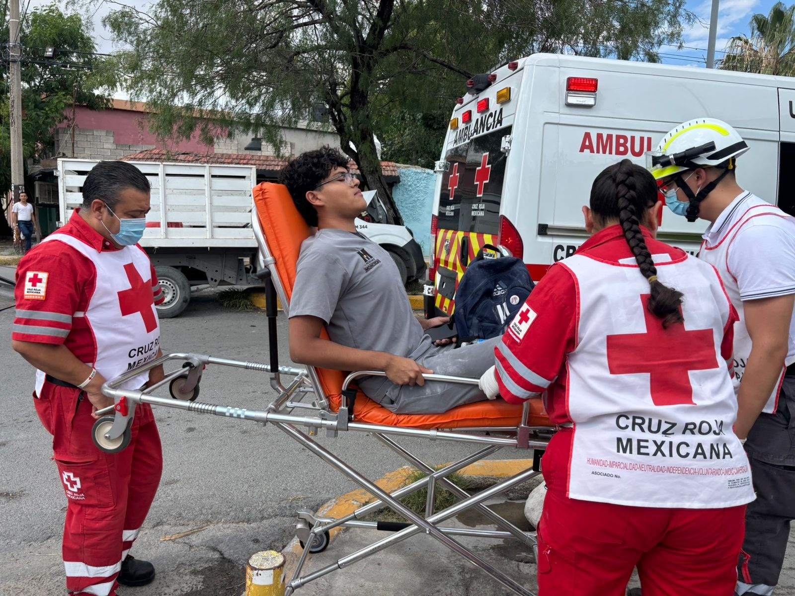 Evita arrollar a perro y choca veterinario