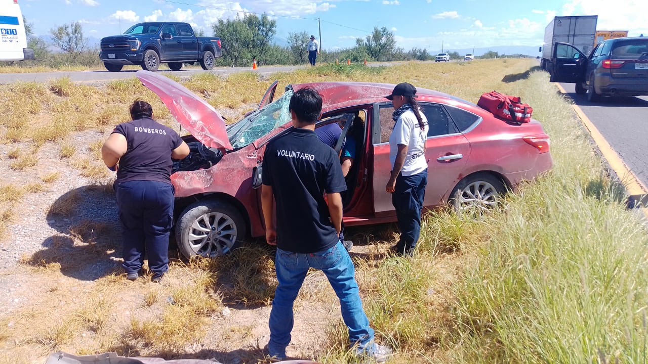 Entra en crisis nerviosa mujer tras volcadura