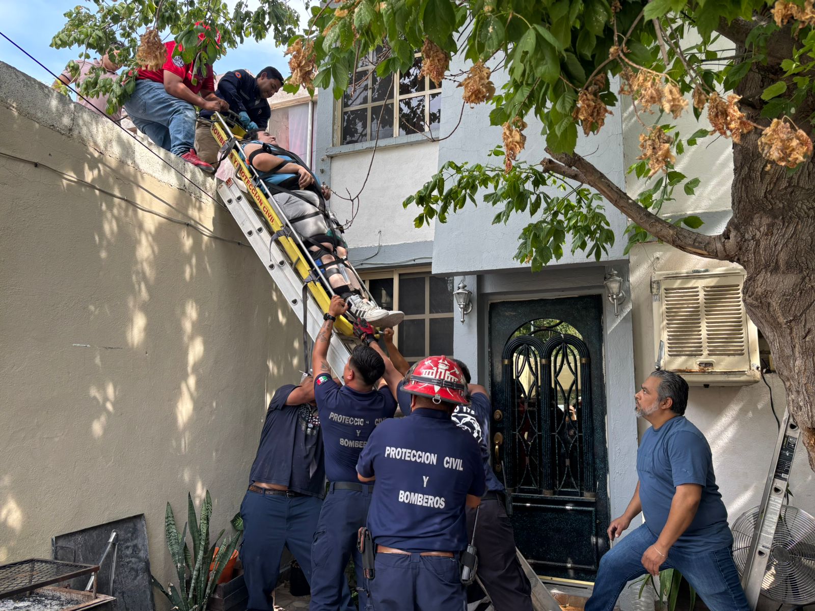 Rescatan a vecino que se lesiona en su casa