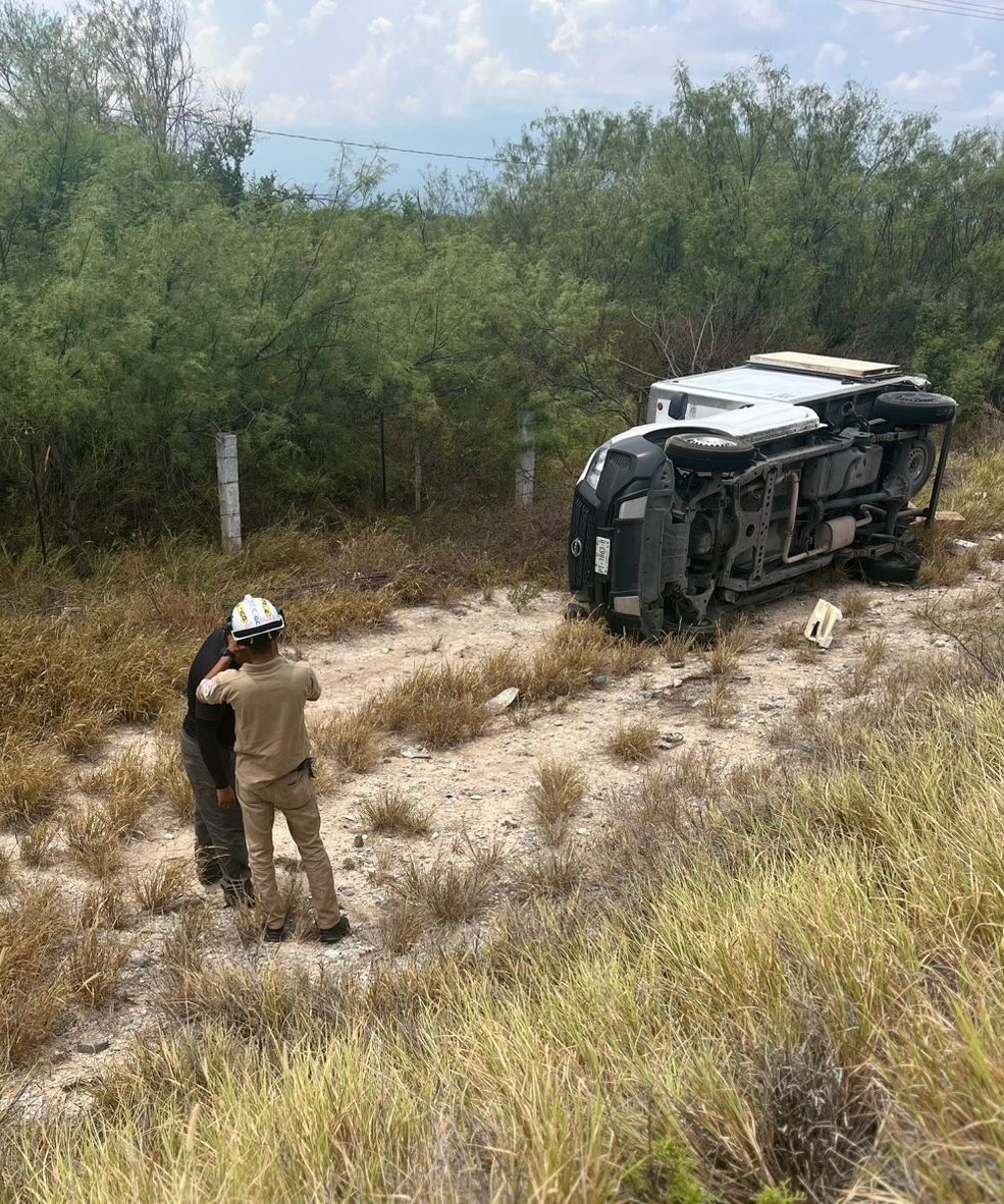 Vuelca conductor en carretera 57