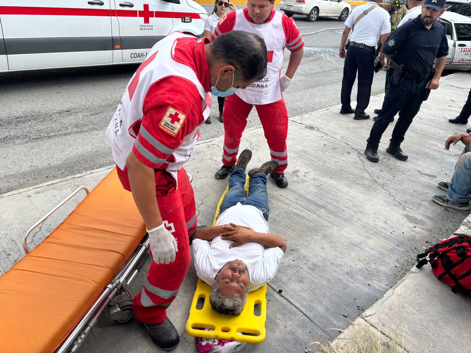Queda al filo de tragedia taxista; lo embiste cafre