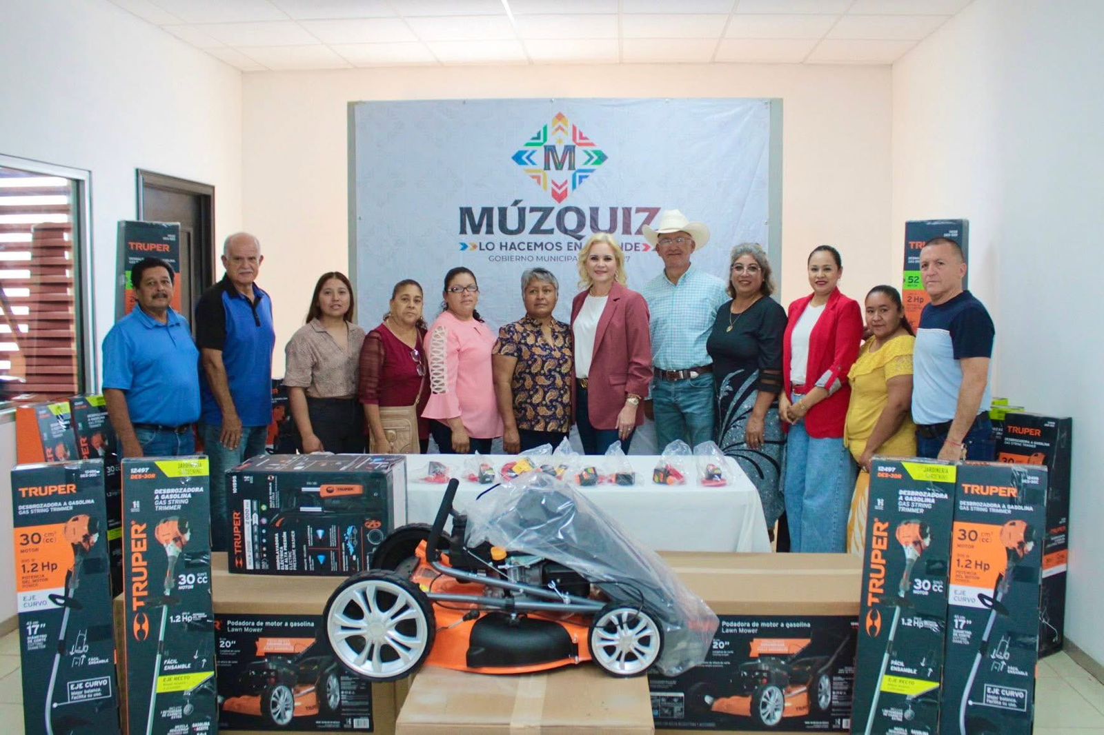 Entrega Laura Jiménez más equipo de limpieza