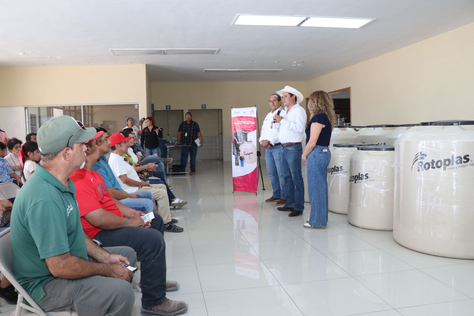 Benefician a 30 familias con tinacos a precio subsidiado 