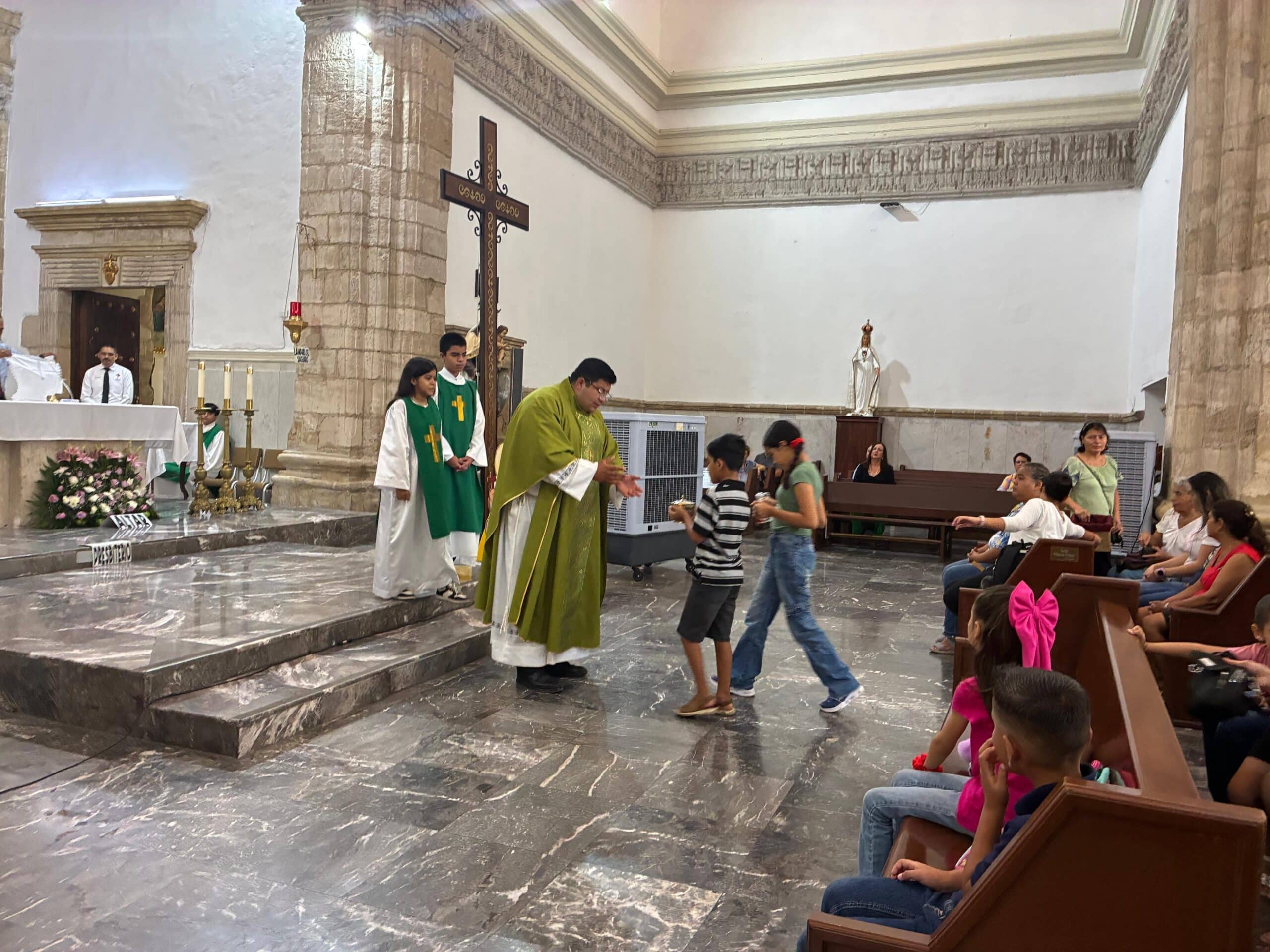 Reciben estudiantes bendición de mochilas