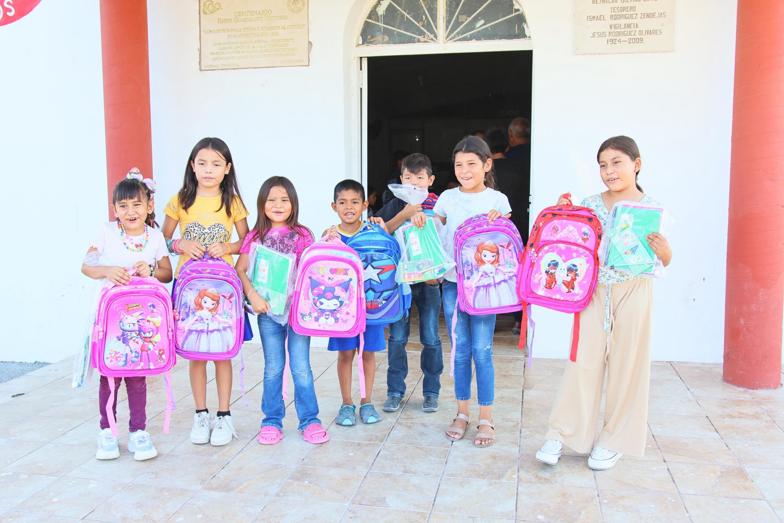 Agradecen ejidos por entrega de mochilas