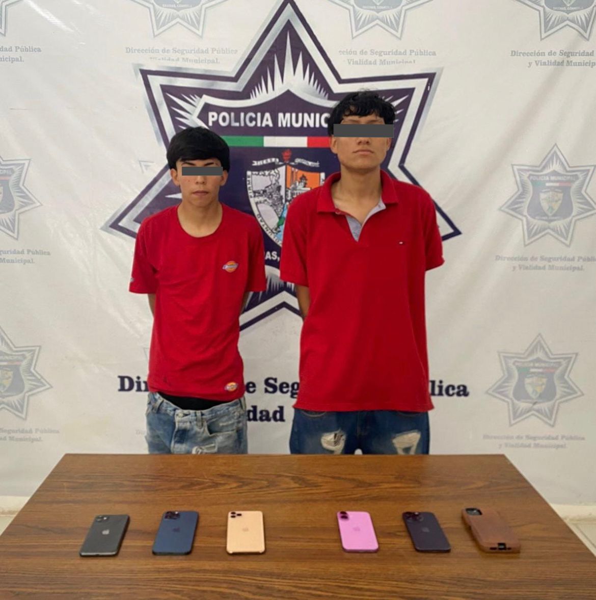 Detienen a 2 jóvenes con iPhones robados