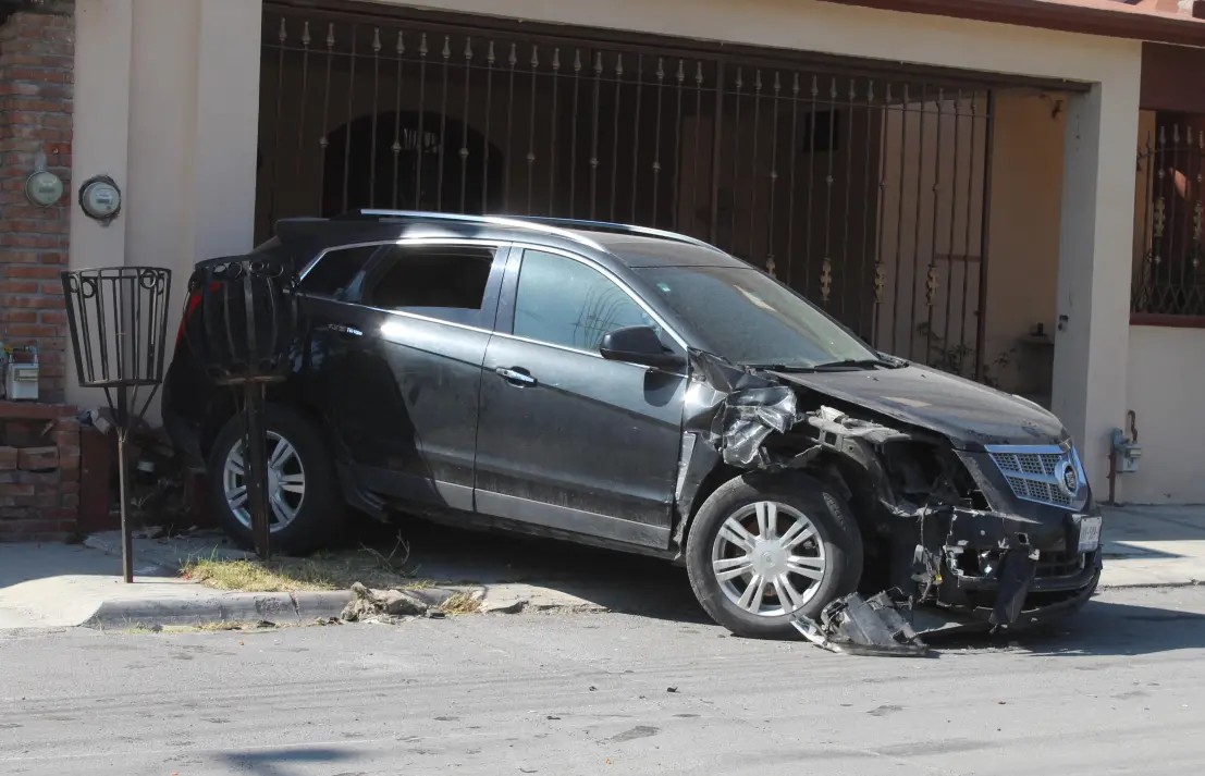 Huye conductor tras chocar en El Baluarte