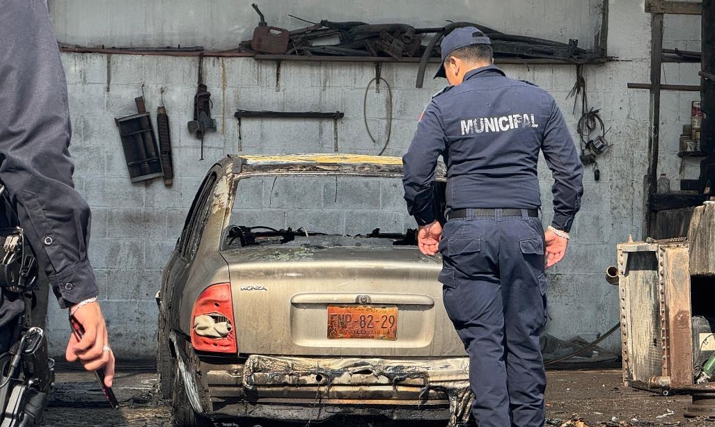 Arde automóvil en taller tras soldadura
