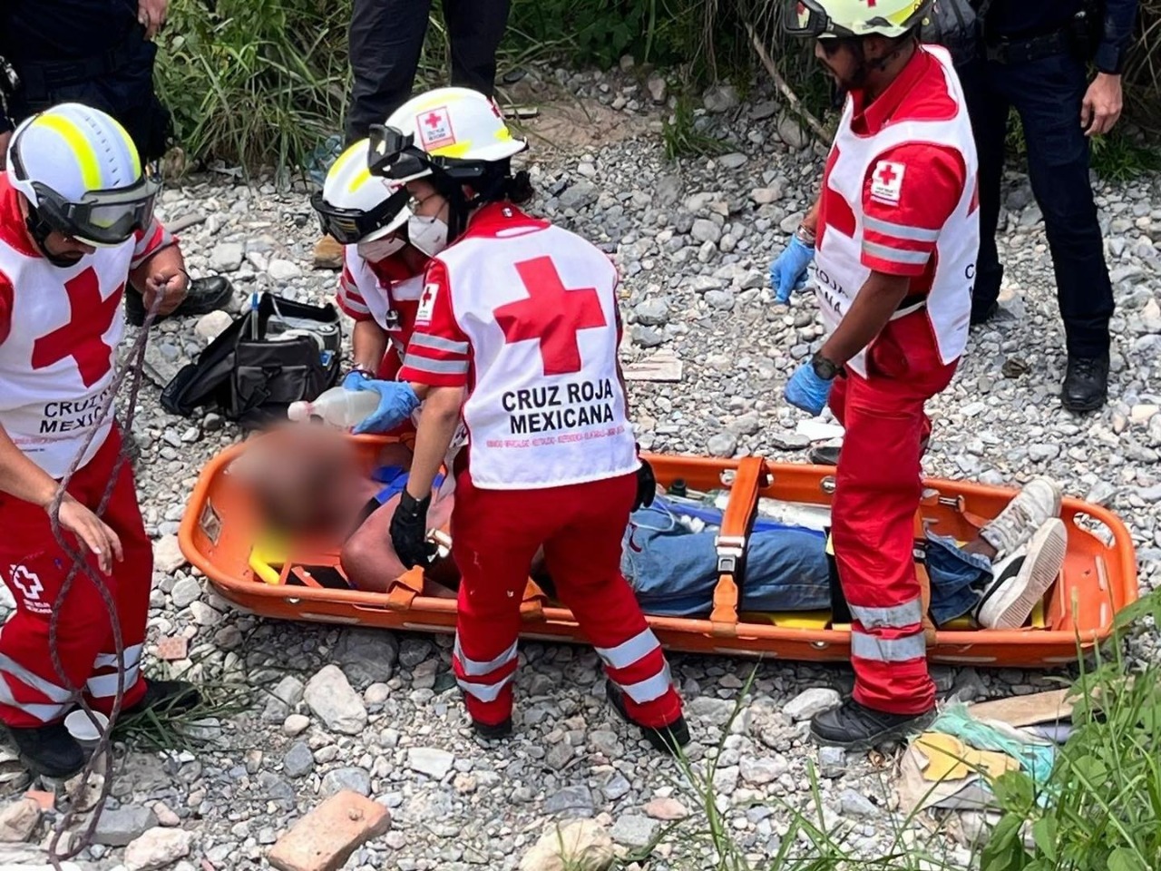 Encuentran a hombre inconsciente en arroyo