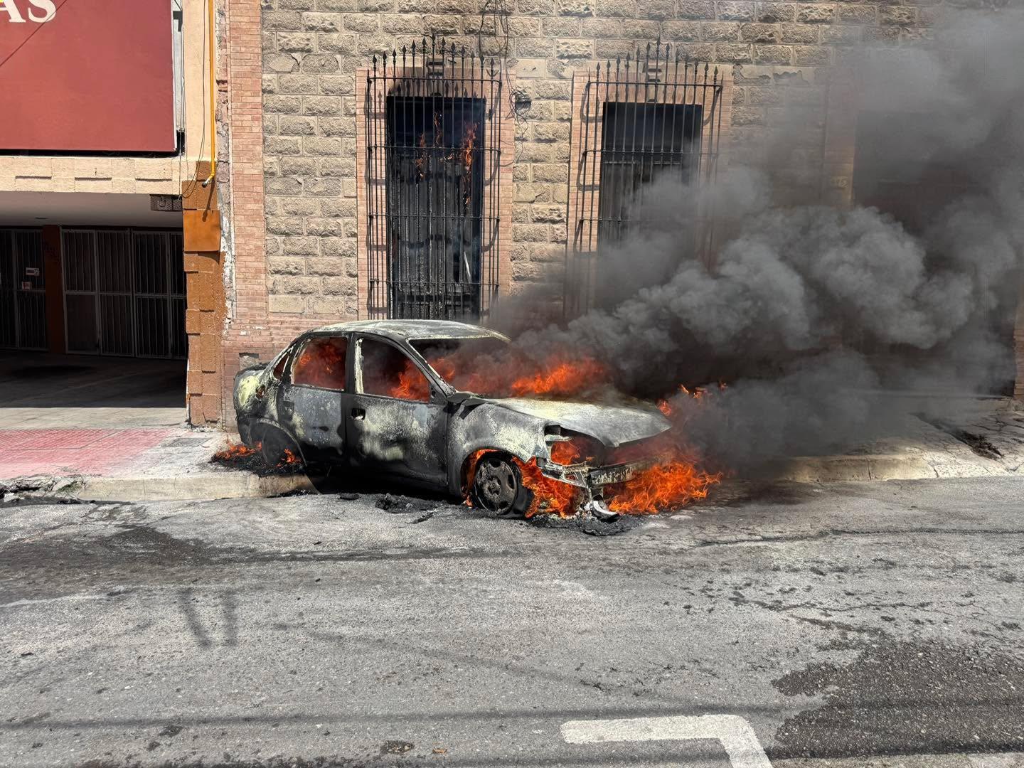 Arde auto en pleno centro de Saltillo