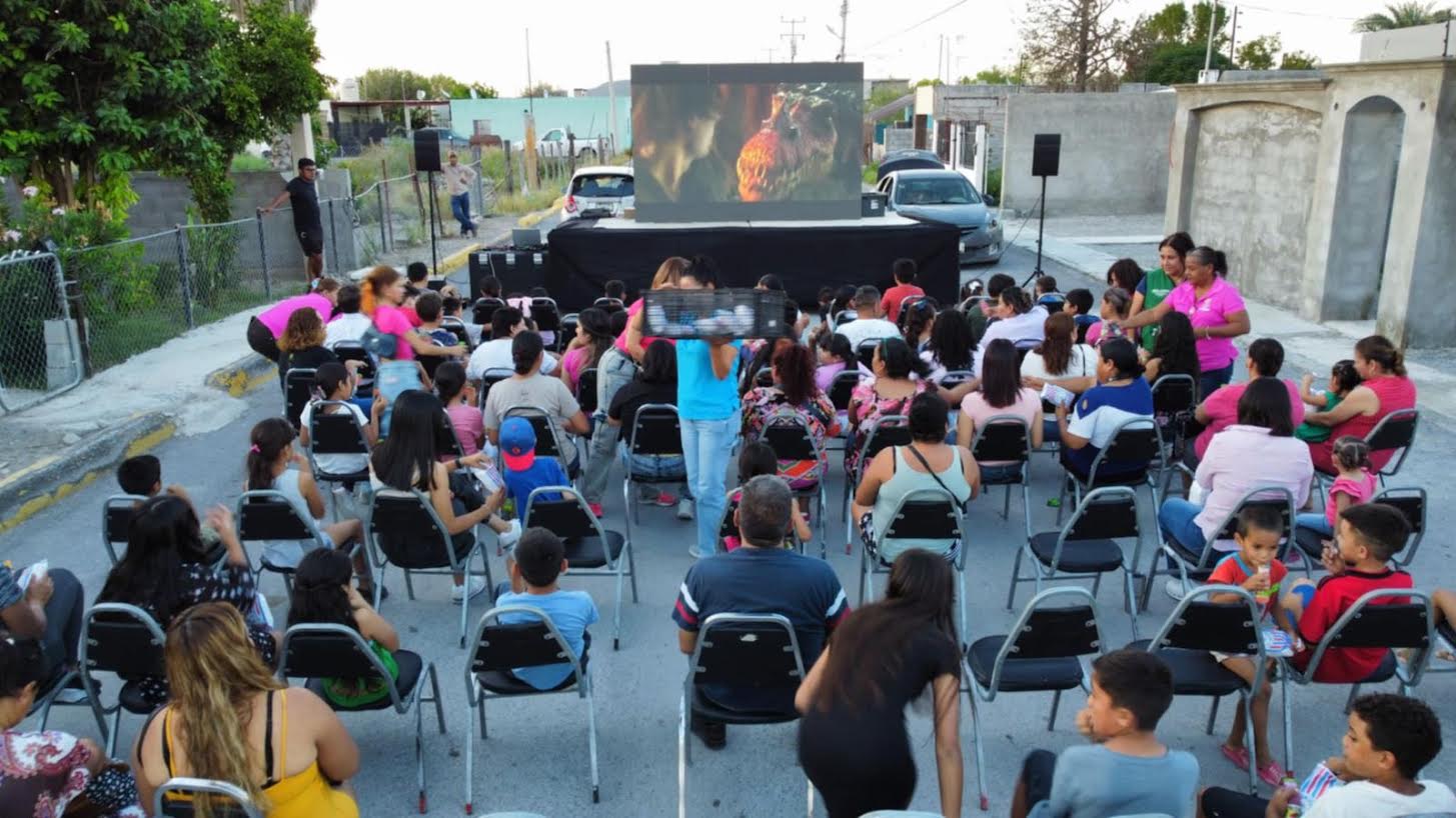 Disfrutan en San Buena del “Cine en tu Colonia”