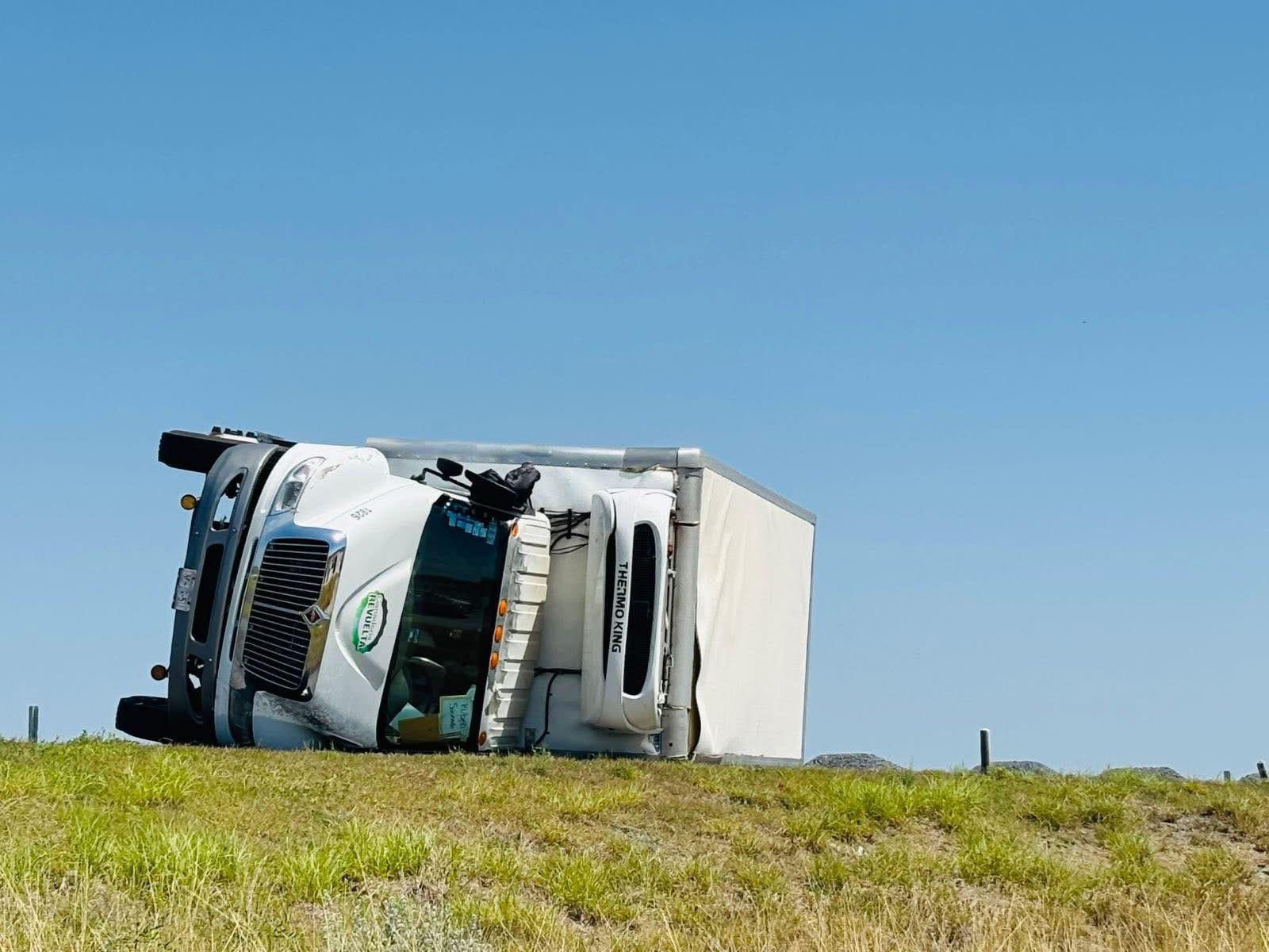 Vuelca tráiler en la Autopista Premier