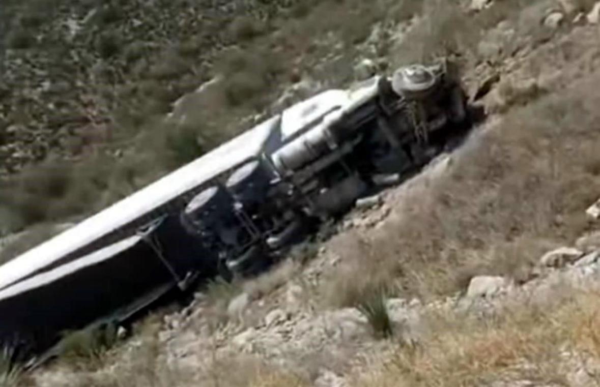 Vuelca tráiler en carretera a Saltillo
