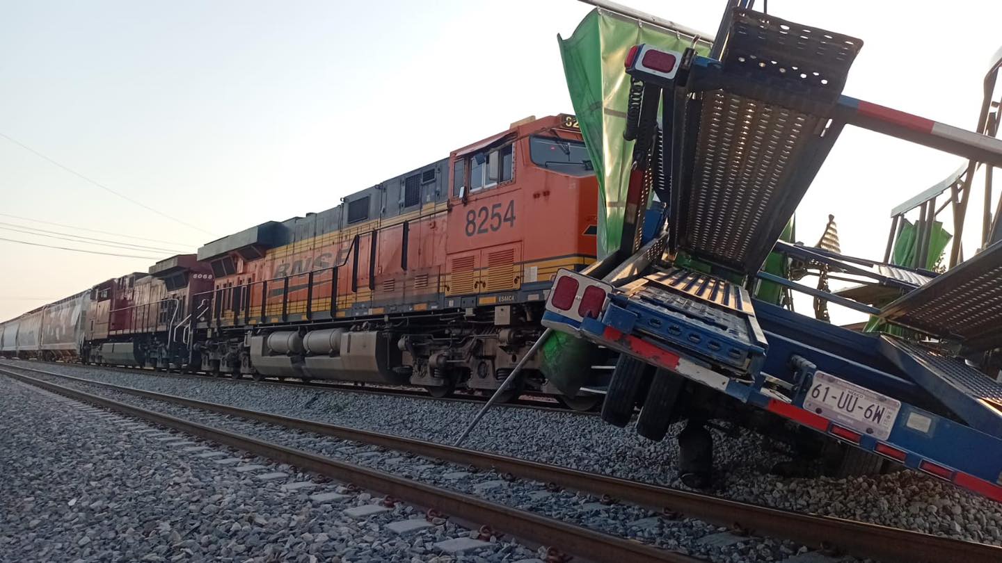 Tráiler es arrastrado por tren tras intentar ganarle el paso