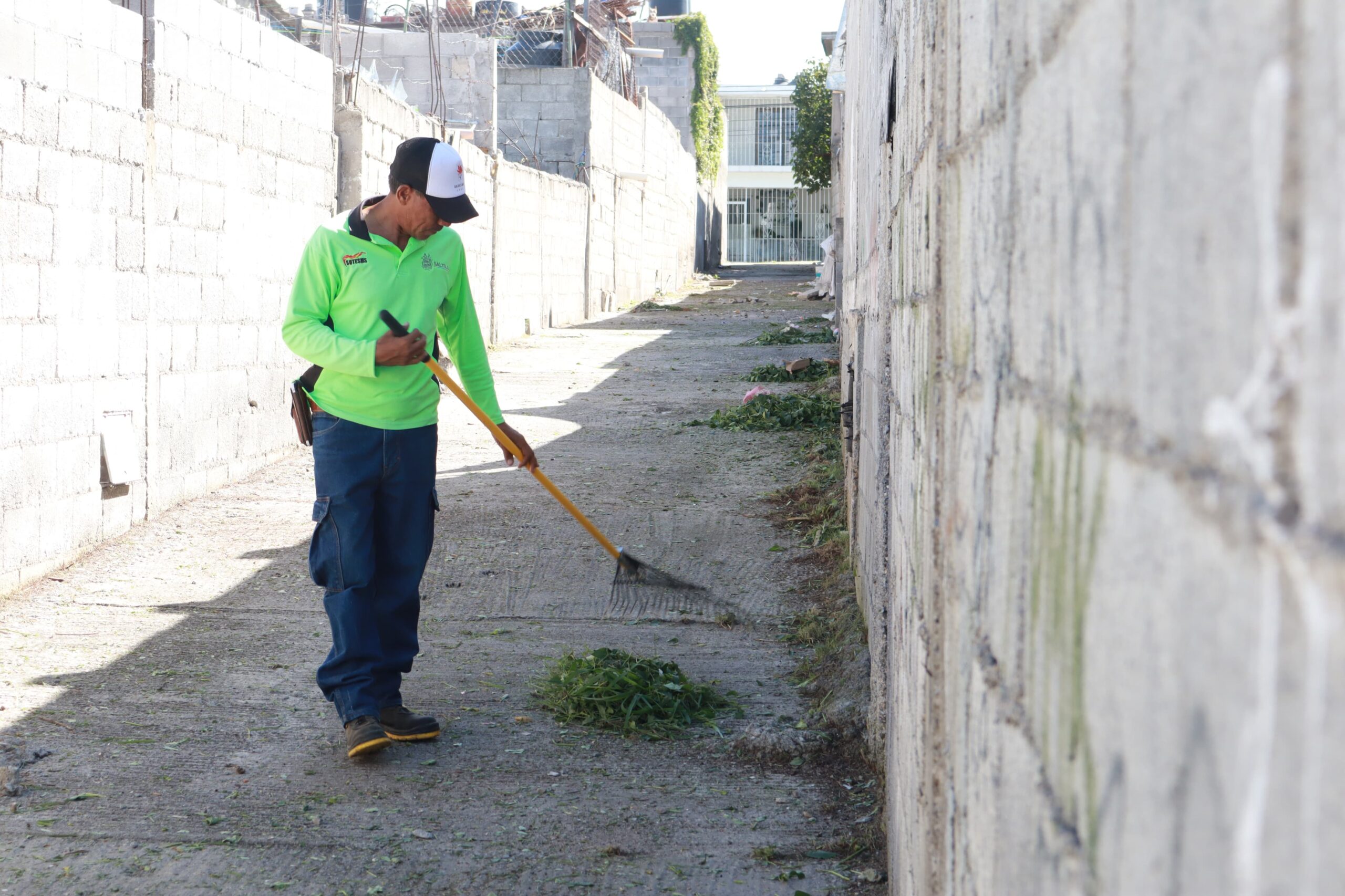 Continúa limpieza de callejones en Saltillo