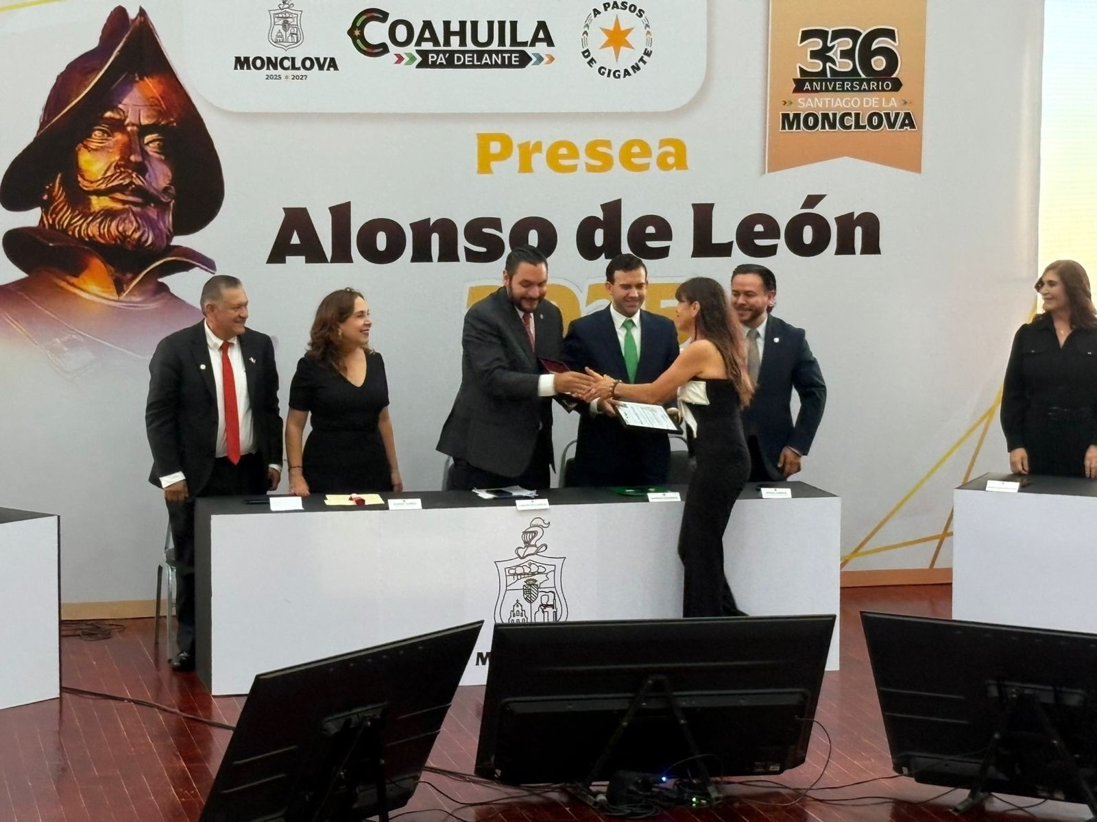 Honra Monclova a Nora Leticia Rocha