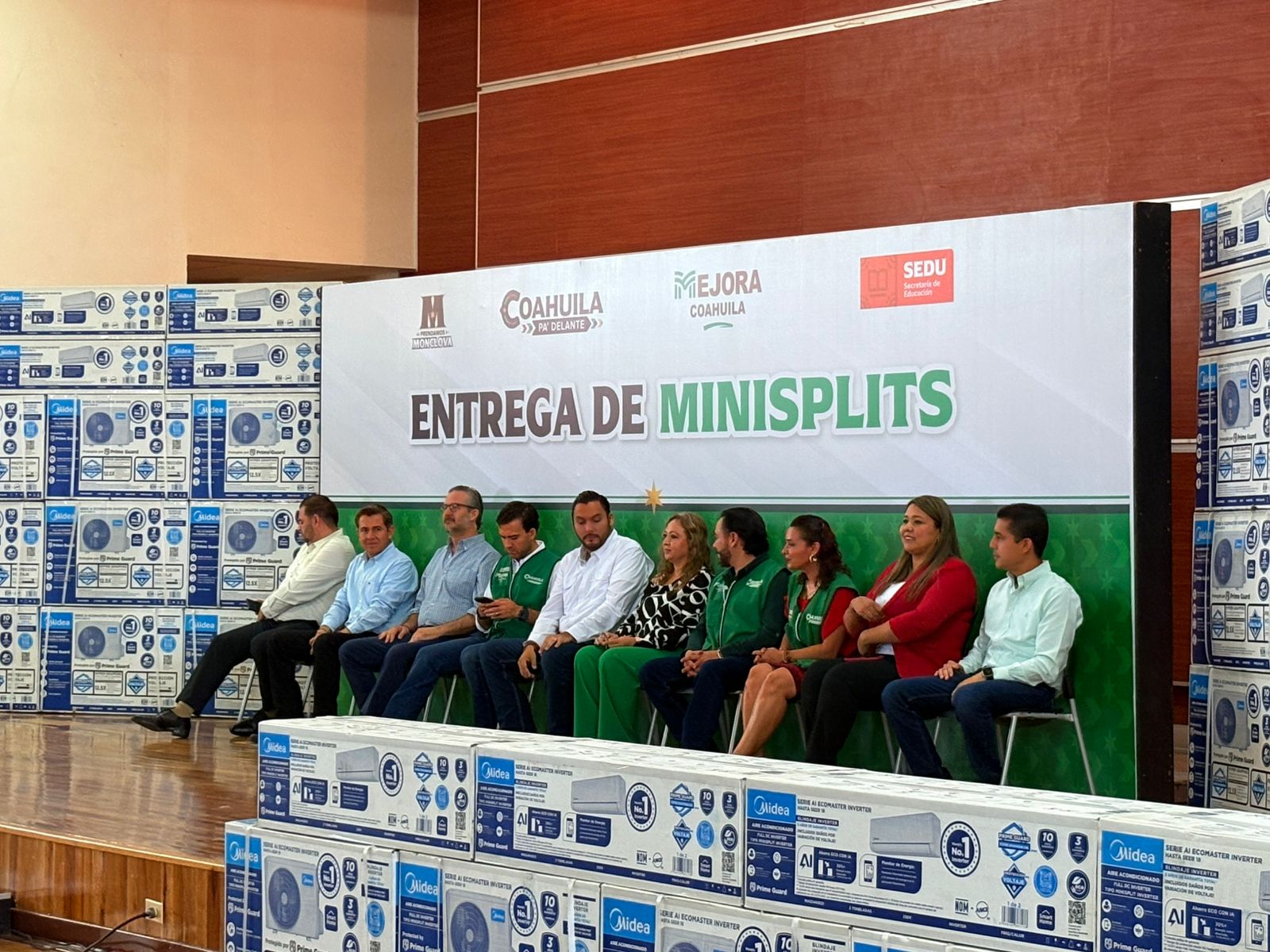 Entregan 300 minisiplits a escuelas de Monclova