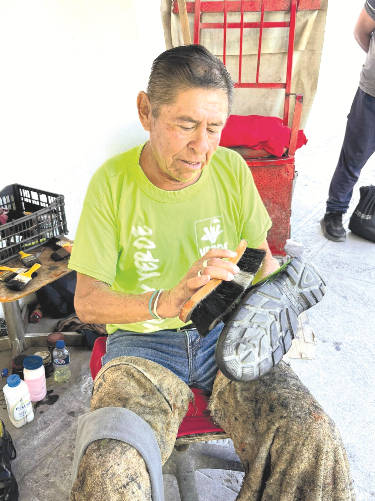 Puliendo calzado y tejiendo historias