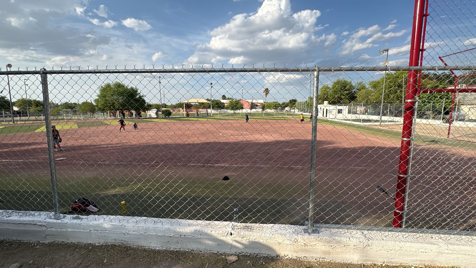 Dañan vándalos cancha a 24 horas de entregada