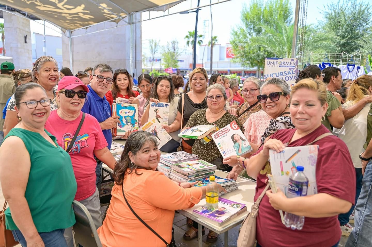 Respalda Carlos economía con Feria de Útiles Escolares