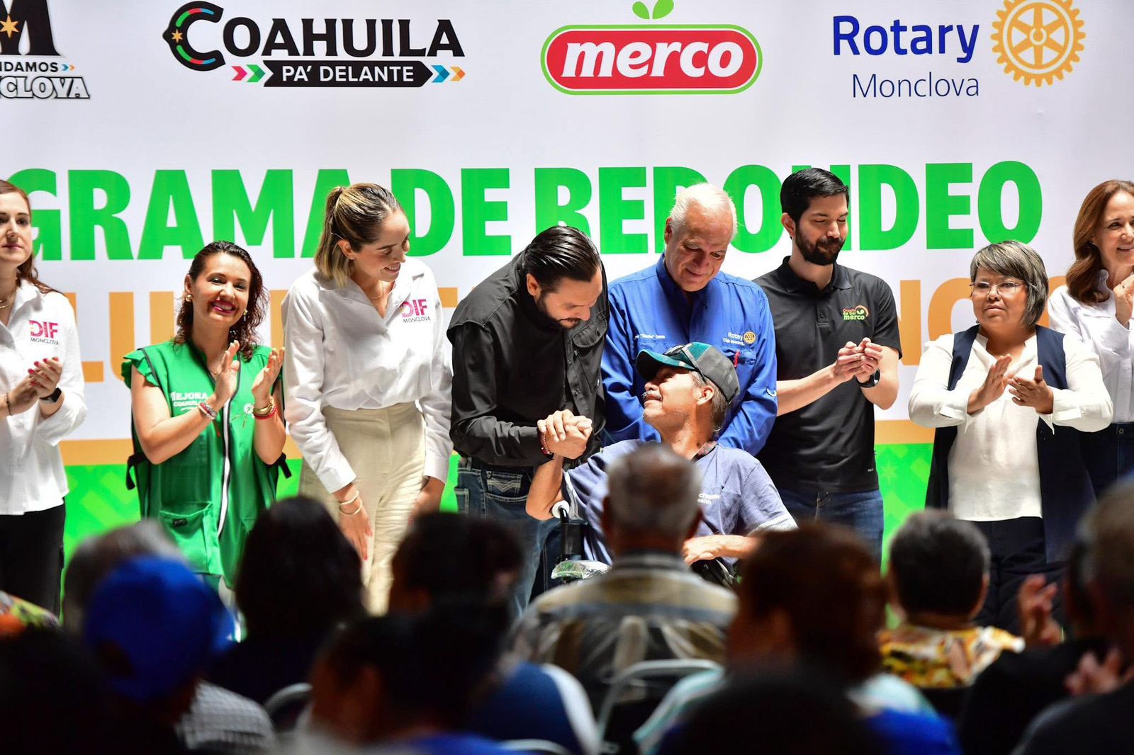 Carlos Villarreal entrega sillas de ruedas en equipo con Club Rotario y Merco