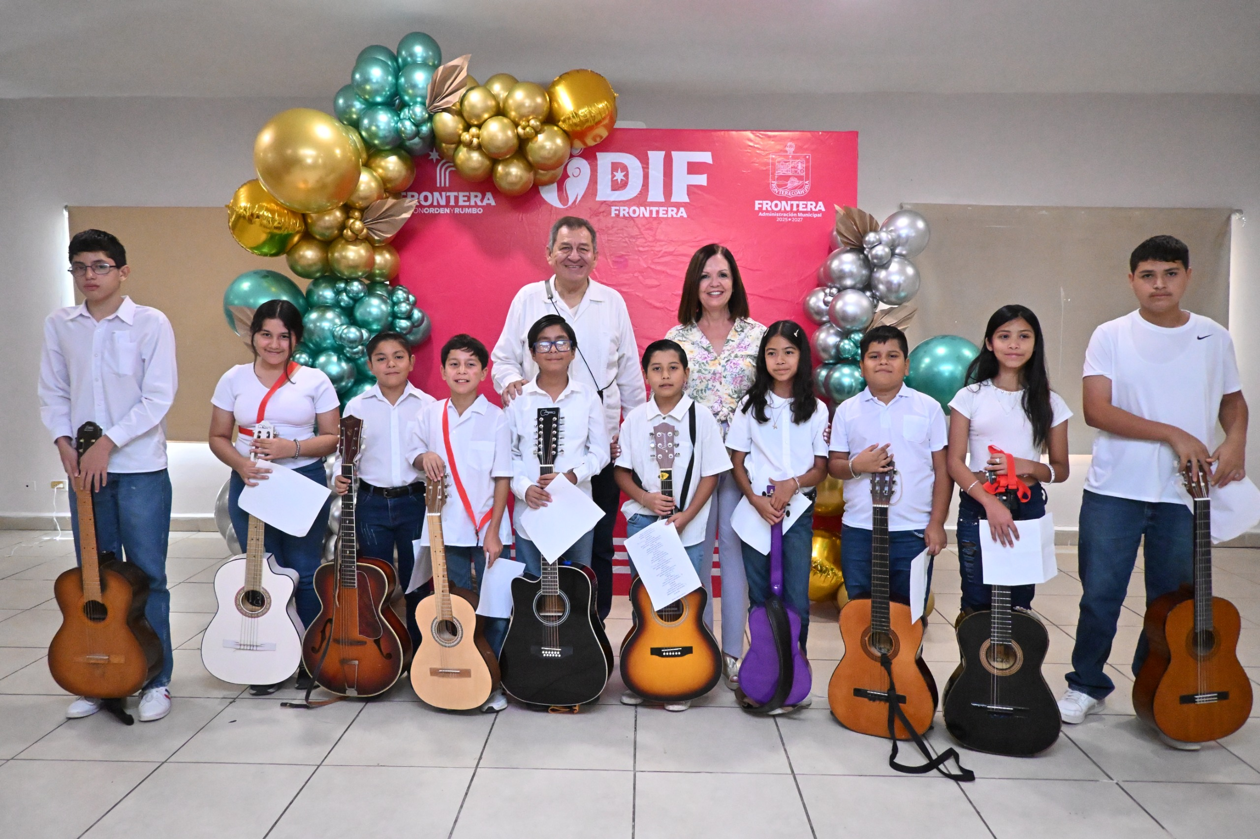 Sari Pérez clausura curso de guitarra para niños con presentación musical