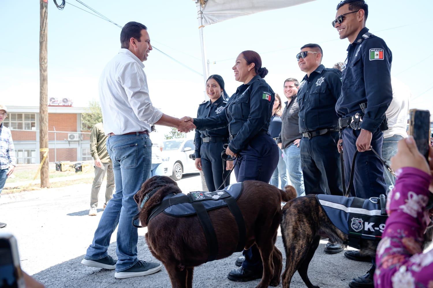 Refuerza Saltillo seguridad en bancos y cajeros con binomios caninos