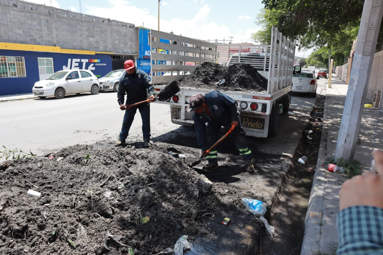 Desazolva Gobierno de Saltillo rejillas pluviales en La Minita