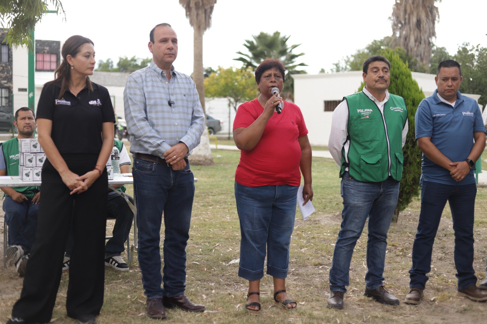 Reciben regaderas ecológicas vecinos de Viñedos y Miramar