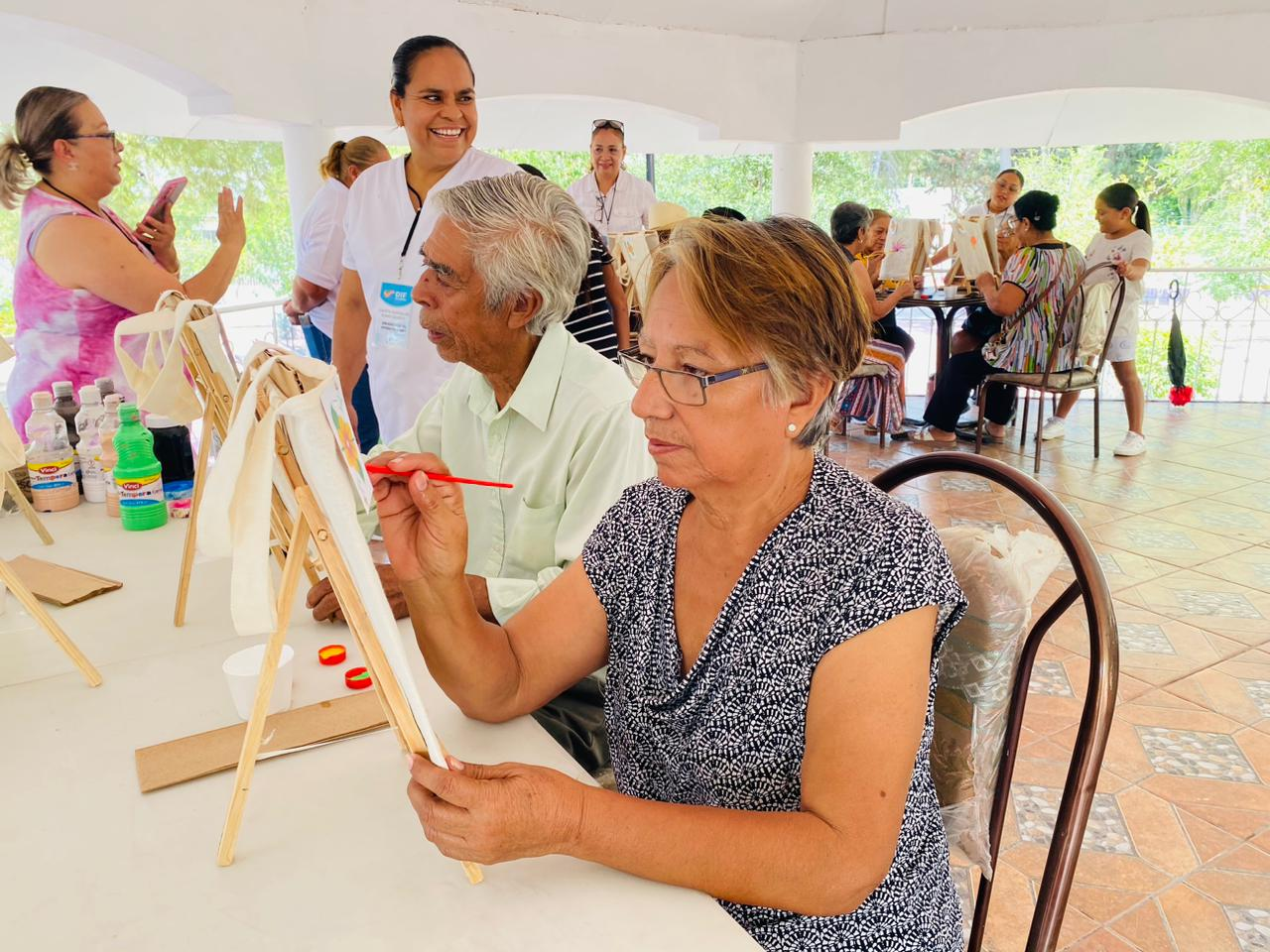 La alcaldesa Adriana Valdéz y el DIF Municipal impulsan actividades de integración para adultos mayores.