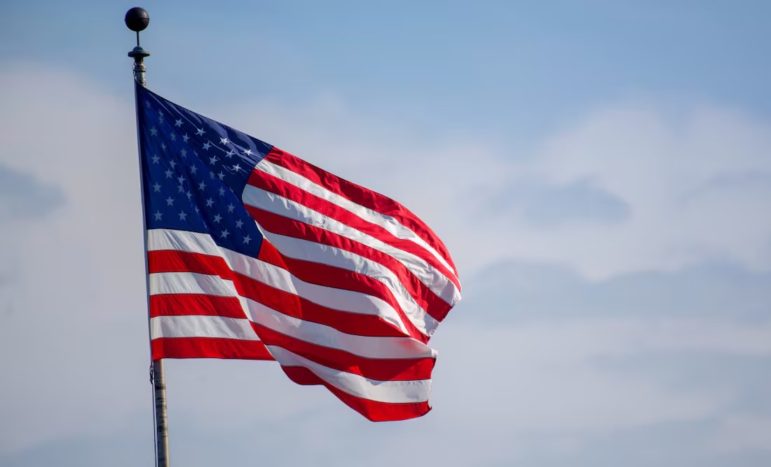 Trump firma una orden para procesar a quienes quemen la bandera de EU; amenaza con un año de cárcel