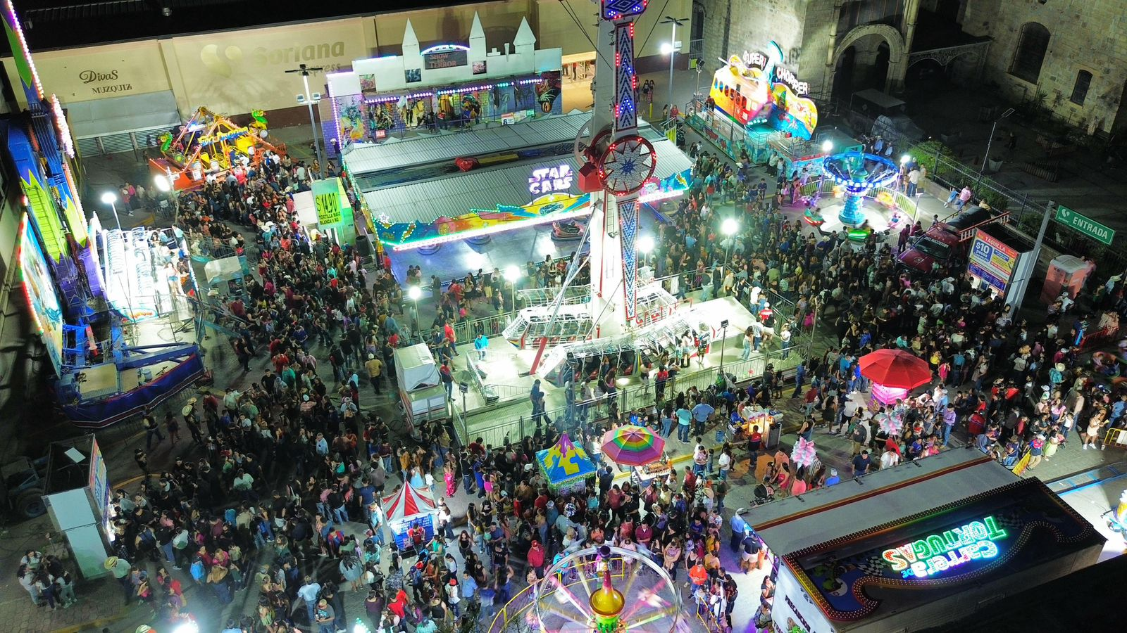 Múzquiz celebra en grande el 60 aniversario de la Parroquia de Santa Rosa de Lima con fiesta patronal, proyección mapping y pirotecnia