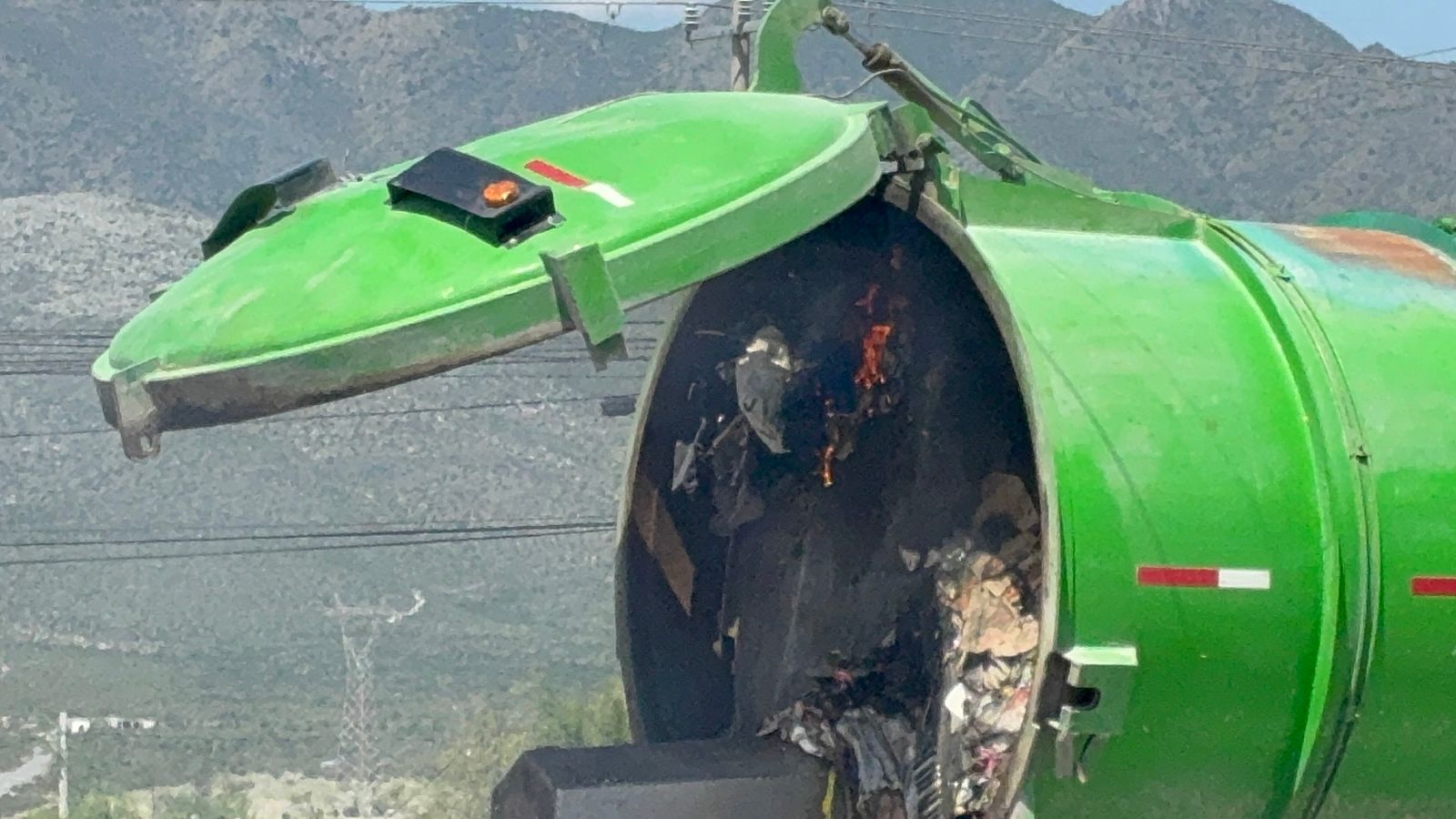 Incendio en Camión de Basura en Castaños: La Inconsciencia de Incendiar Contenedores Provoca Caos