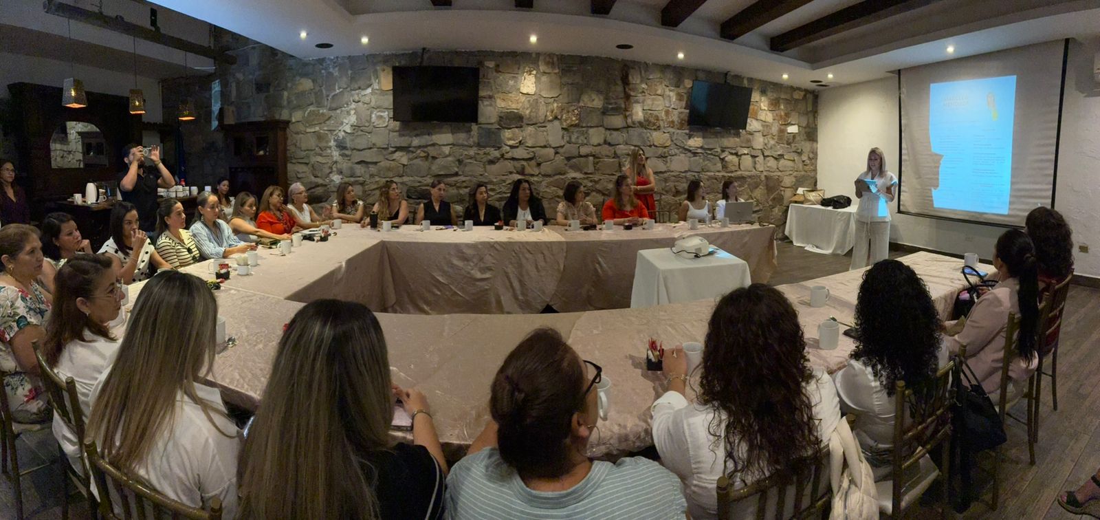 Presentan organización de mujeres empresarias