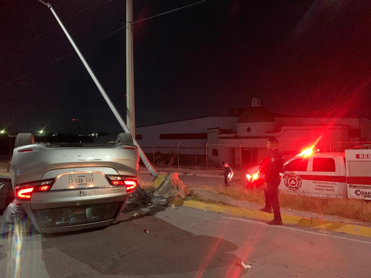 Ebrio conductor choca y vuelca