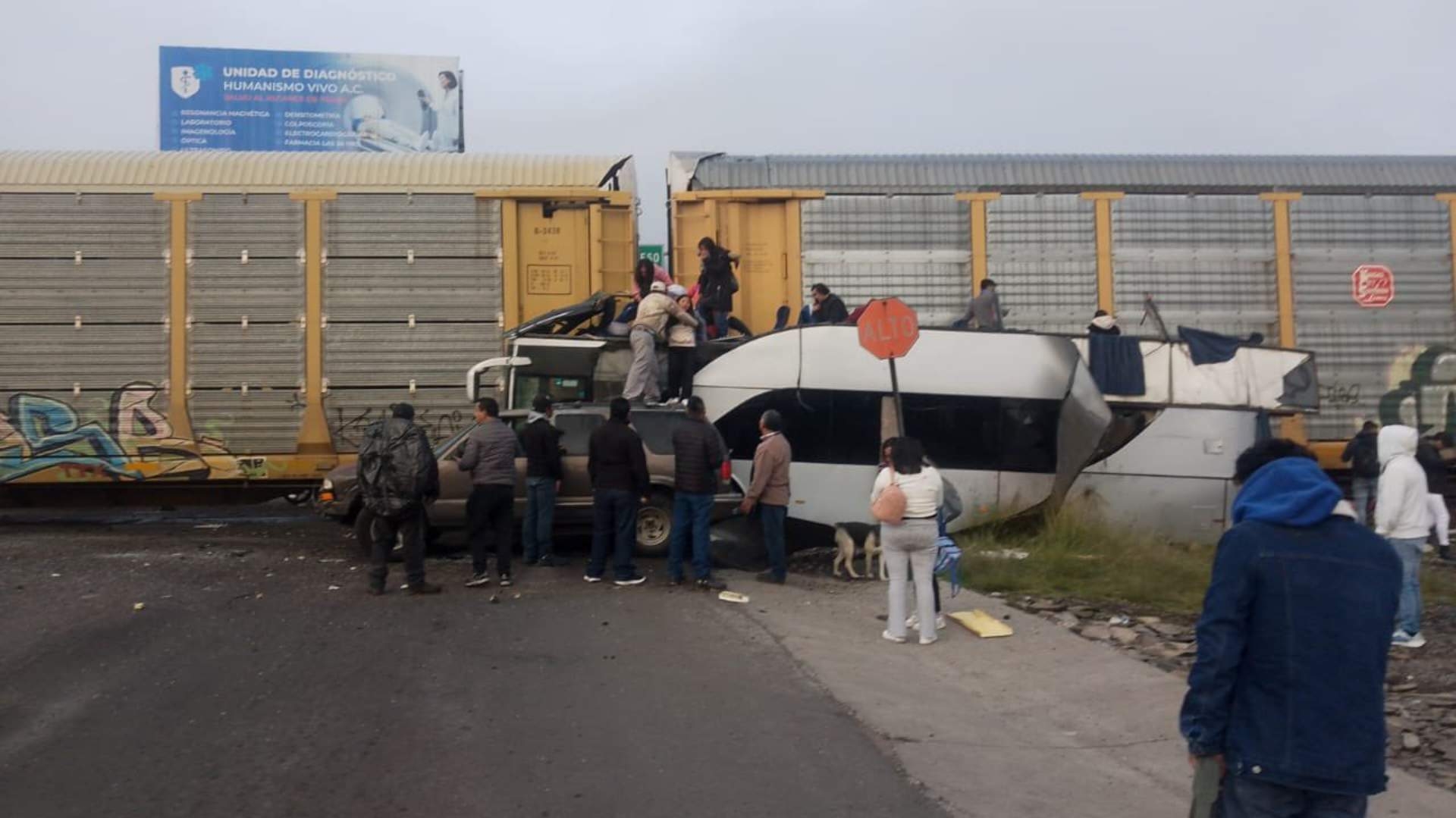 Mueren diez tras choque de tren y autobús