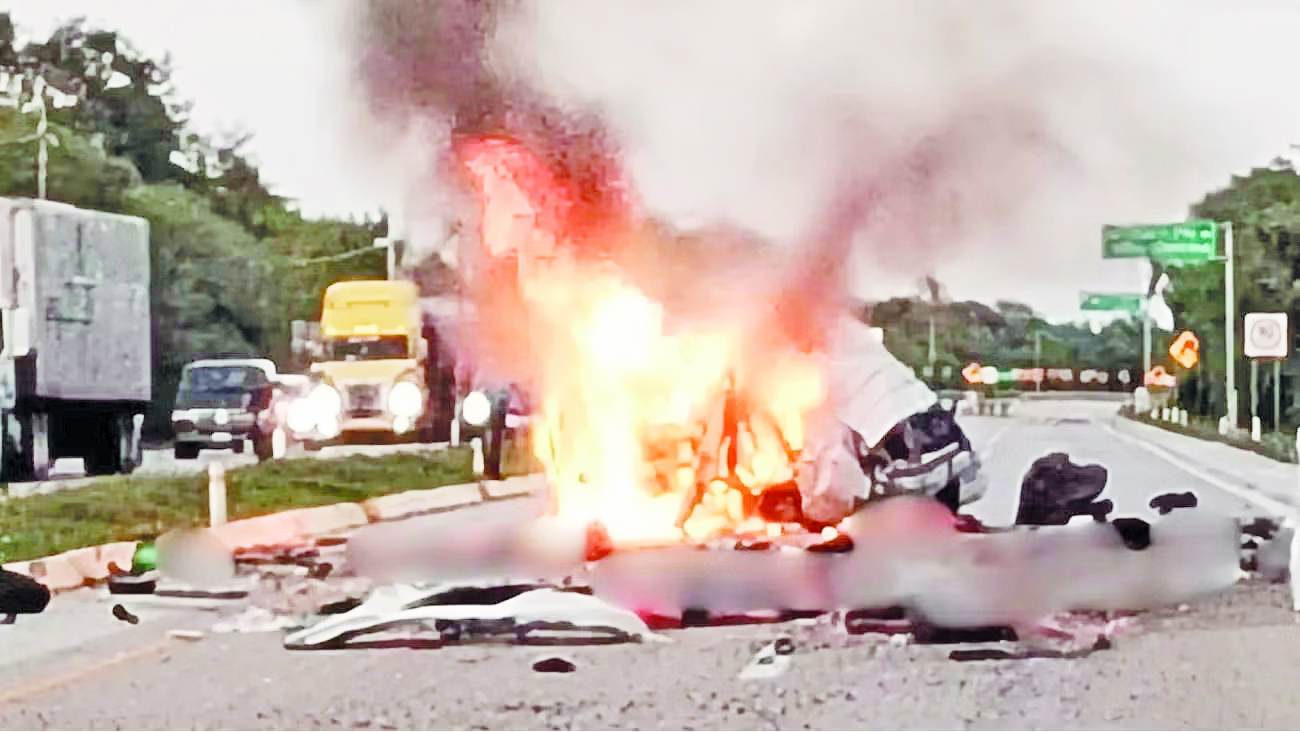 Suman 16 muertos por choque carretero