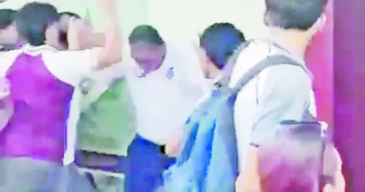 Golpean alumnos a director de CETIS 78 en Tamaulipas