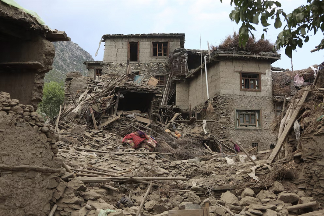 Aumenta cifra a 1.400 muertos tras terremoto en Afganistán