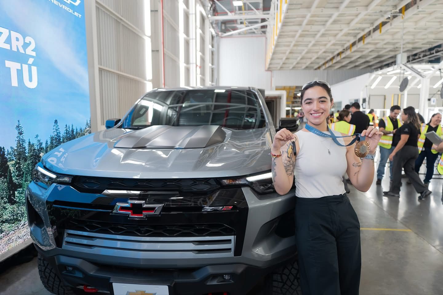 Regalan GM y Chevrolet camioneta a Ana Paula