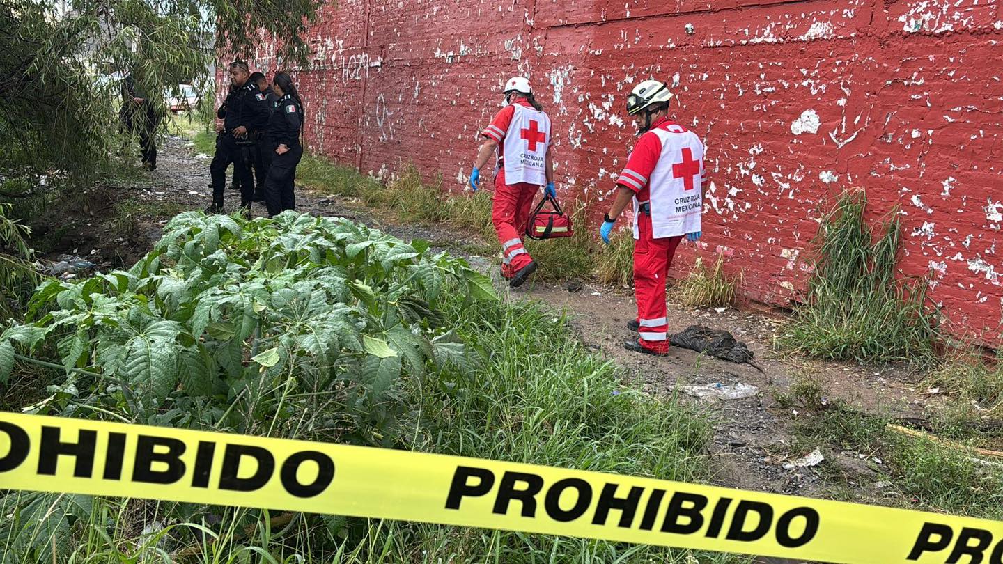 Muere hombre al ser arrastrado por arroyo