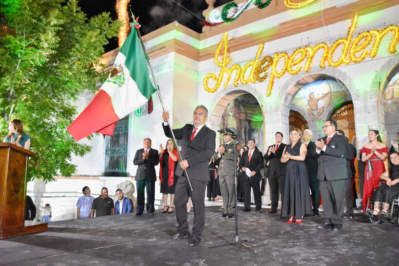 ENCABEZA VÍCTOR LEIJA CEREMONIA DEL GRITO
