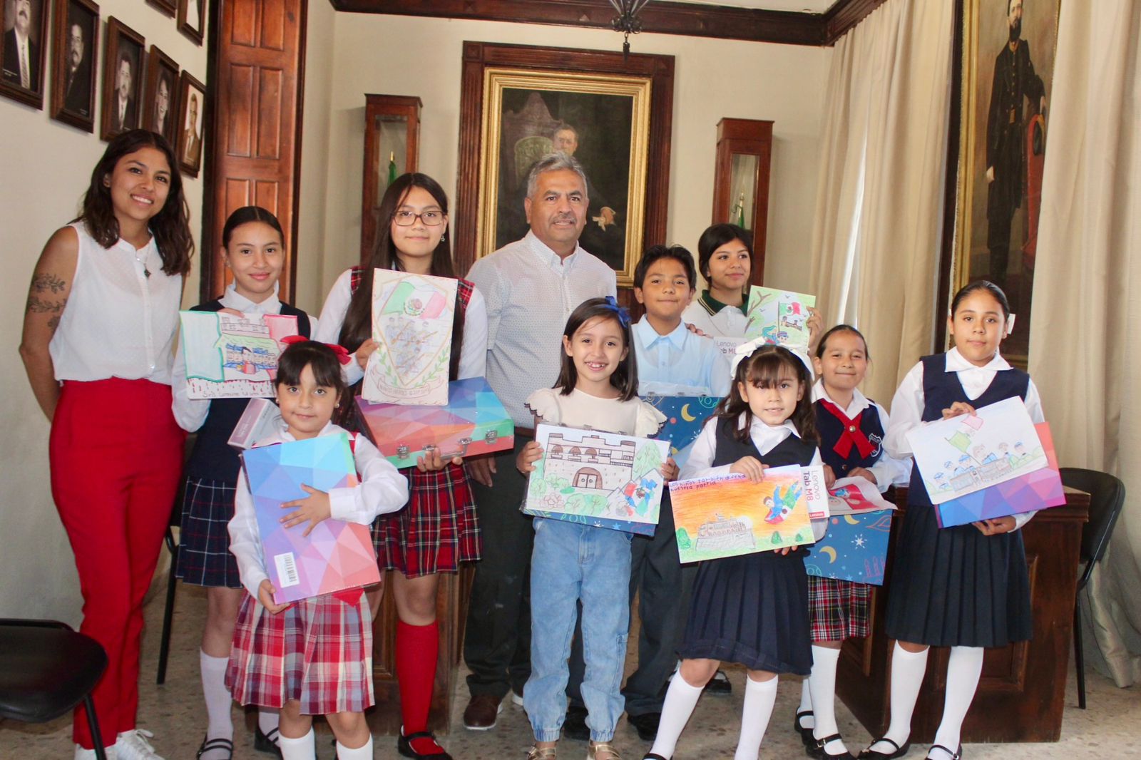 PREMIAN A GANADORES DEL CONCURSO DE DIBUJO DE 4-C