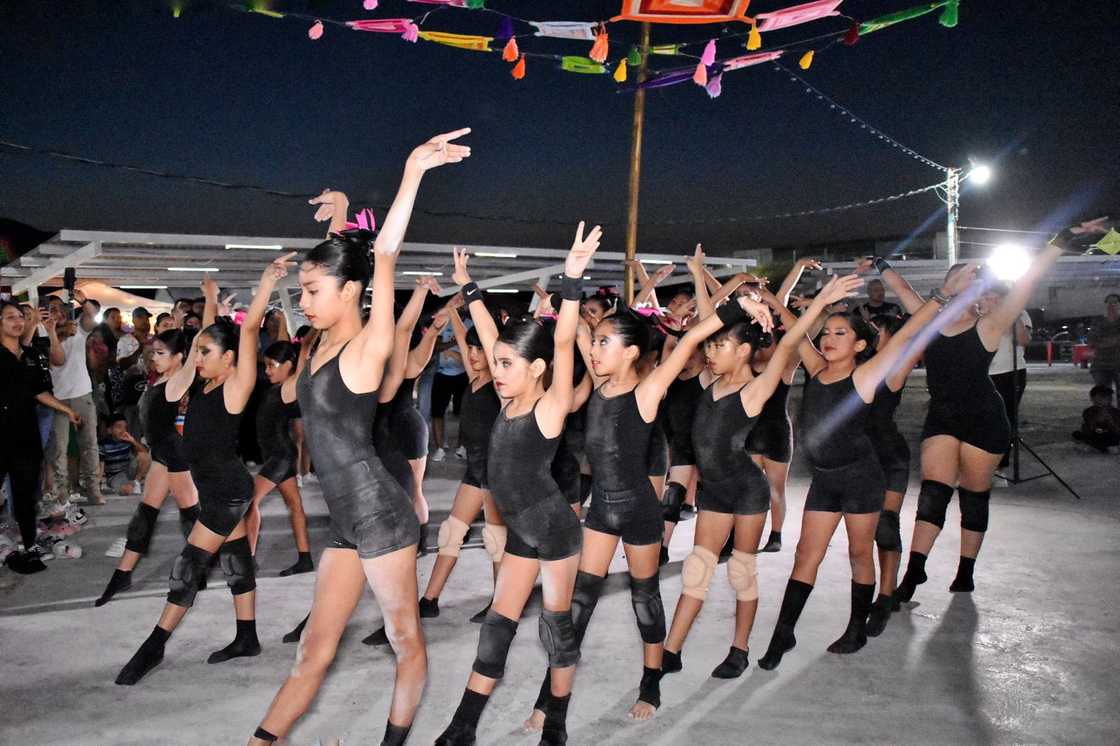 RESPALDA LEIJA TALENTO DE NIÑAS DE ACRODANZA EN 4-C