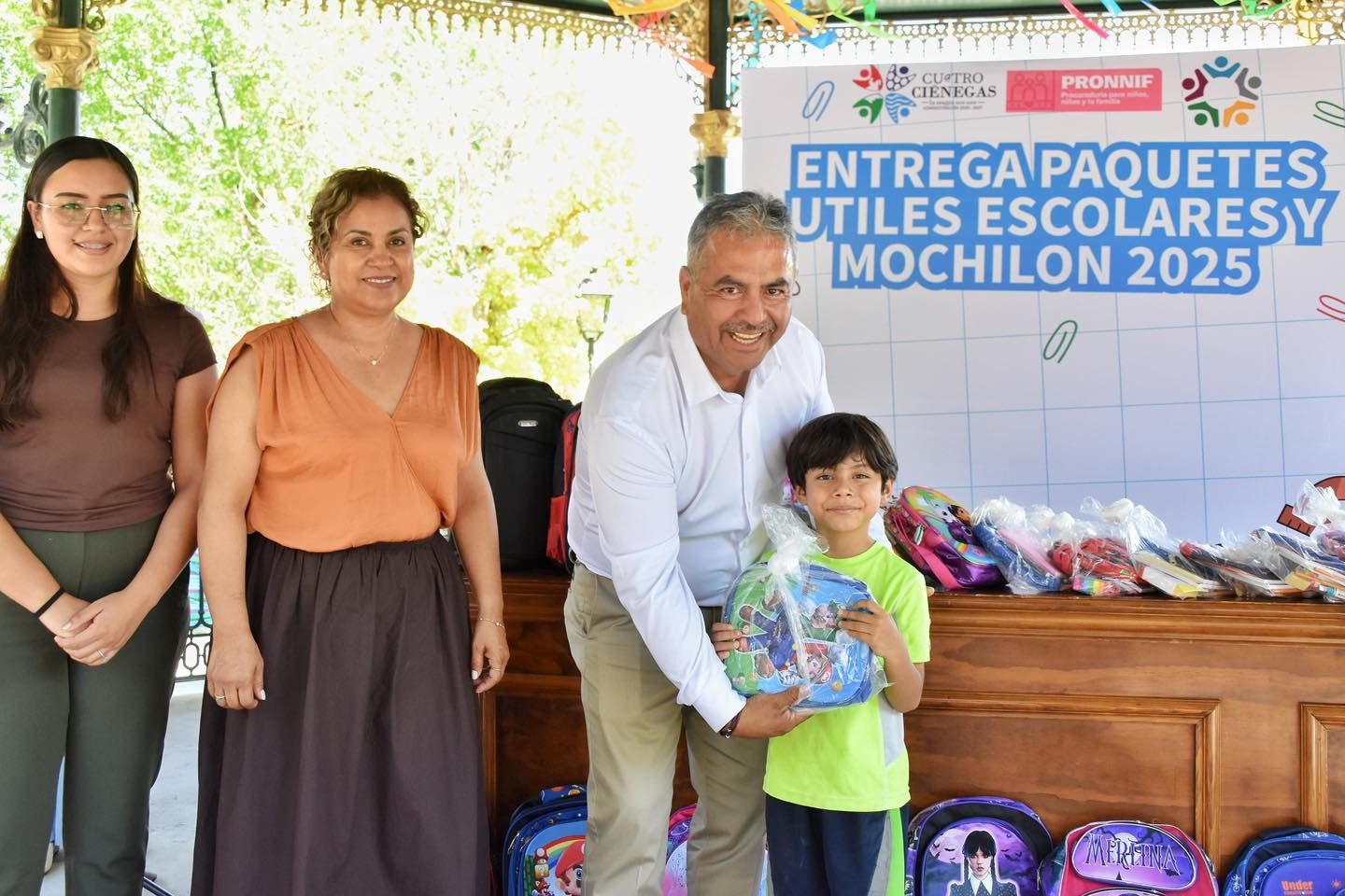 Entrega Leija útiles y mochilas a estudiantes de Cuatro Ciénegas