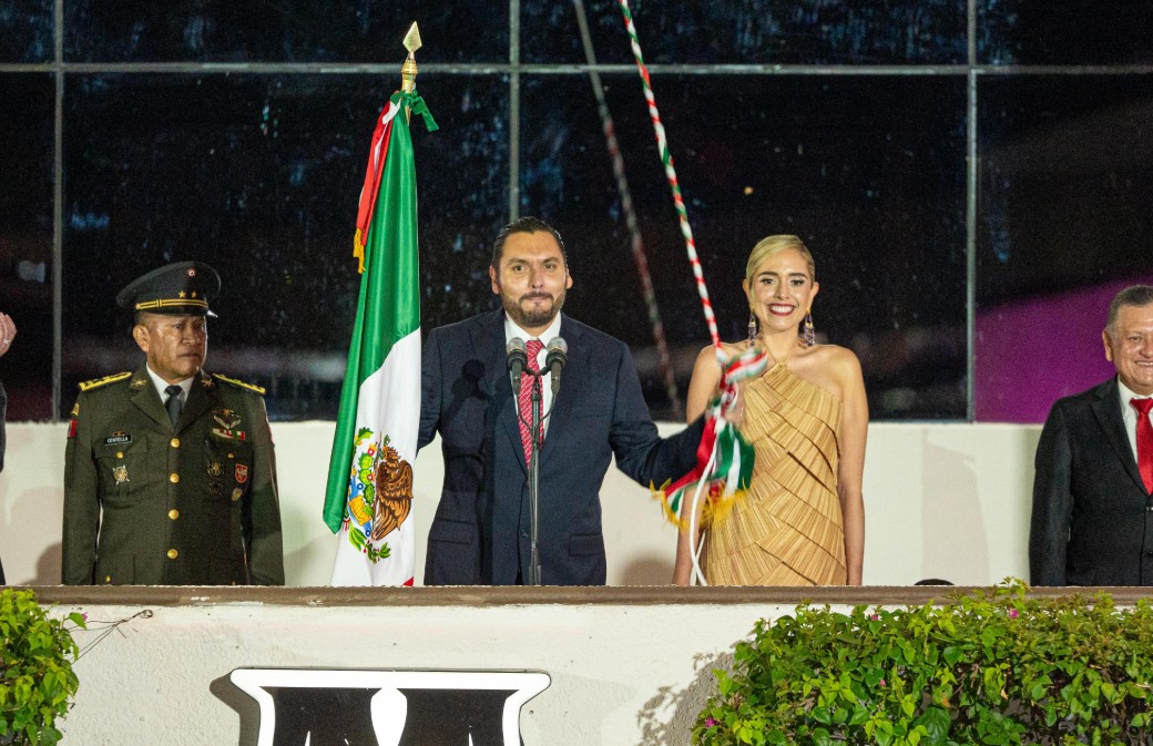 Carlos Villarreal da el Grito de Independencia en Plaza Principal de Monclova