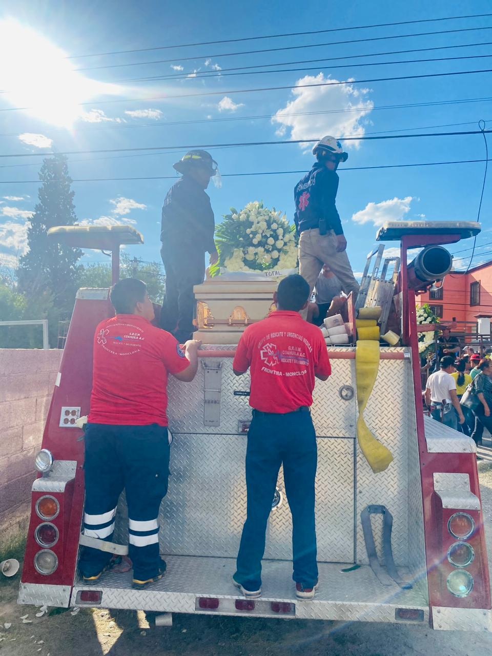 Entre dolor y llanto dan último adiós a bombero