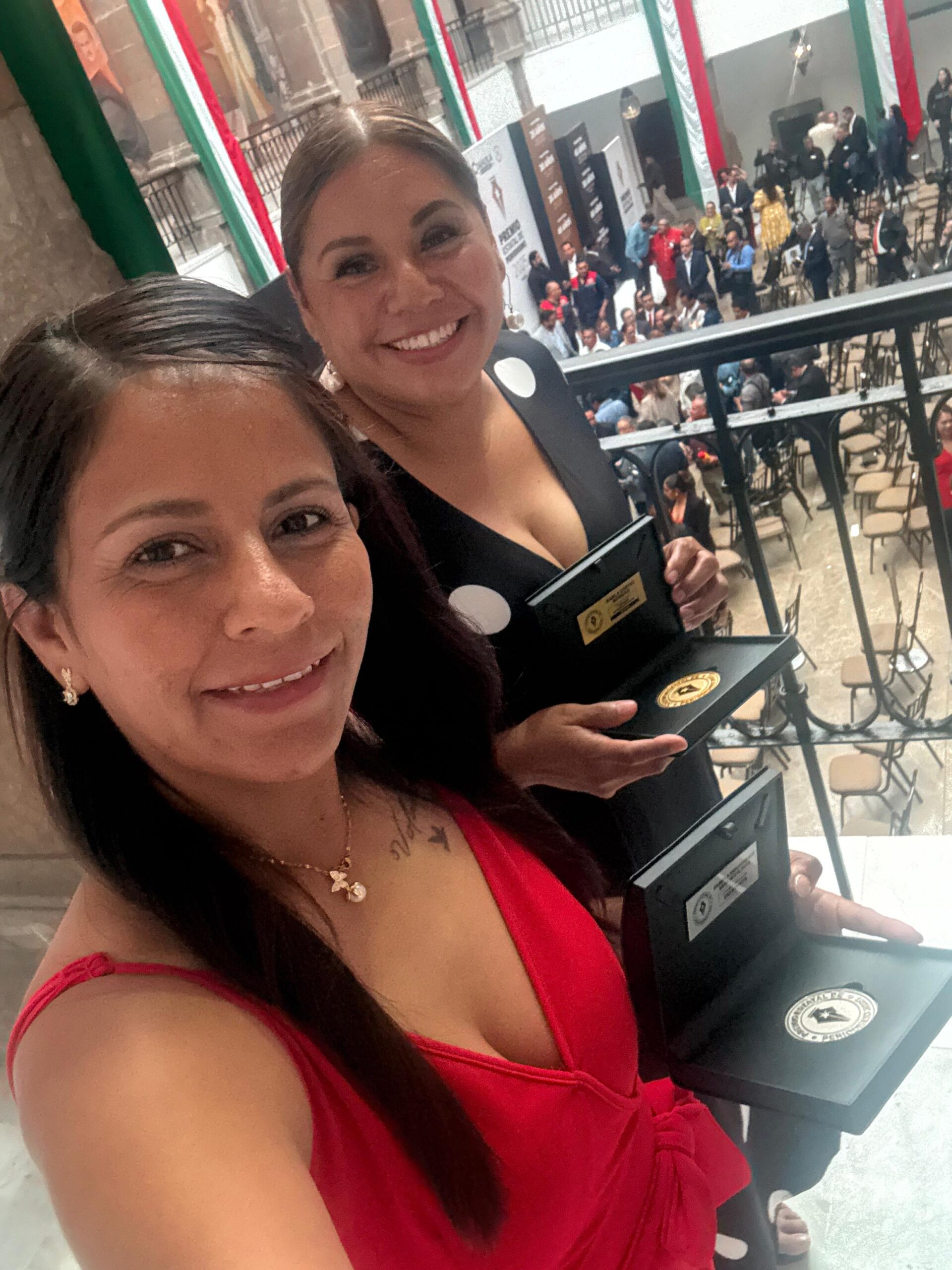 Reciben galardones dos reporteras de La Prensa