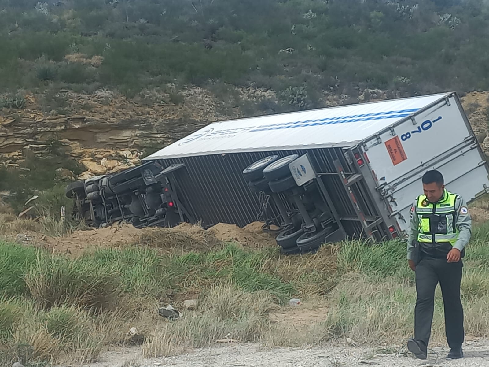 Vuelca tráiler con aluminio en la 57