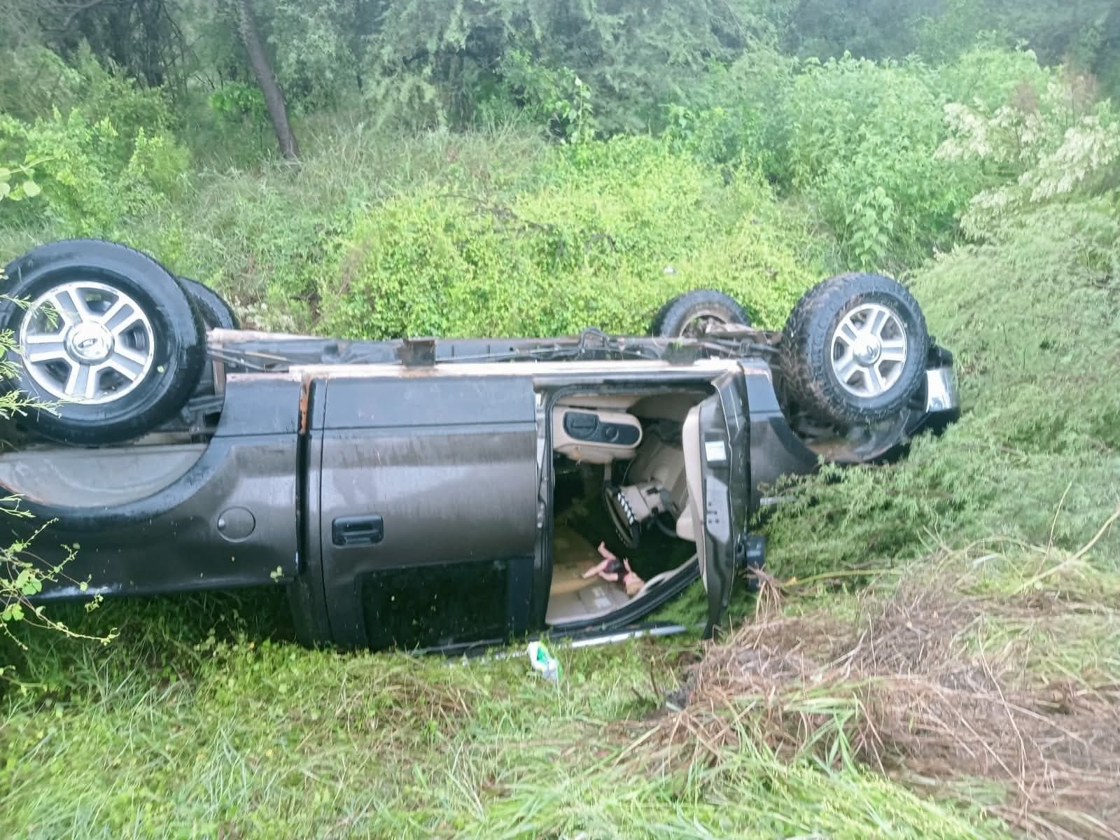 Camioneta se vuelca en la carretera de Múzquiz